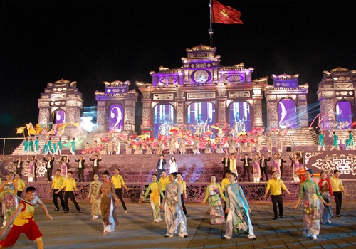 Hơn 2 vạn người dự khai mạc Festival Huế