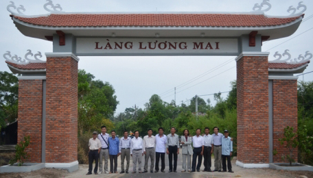 Cổng làng Lương Mai 