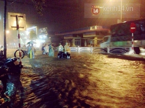 Huế: mưa lớn gây ngập lụt nặng toàn thành phố