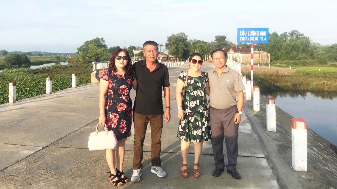 Anh Trị, trưởng ban liên lạc Hội đồng hương làng Lương Mai tại Tp.Hồ Chí Minh chụp ảnh lưu niệm khi cầu được xây mới.